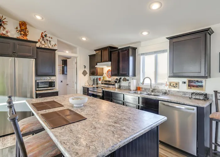 Holiday home Mtn Views, 15 Mi To Dtwn Kingman: Family Home! Kingman