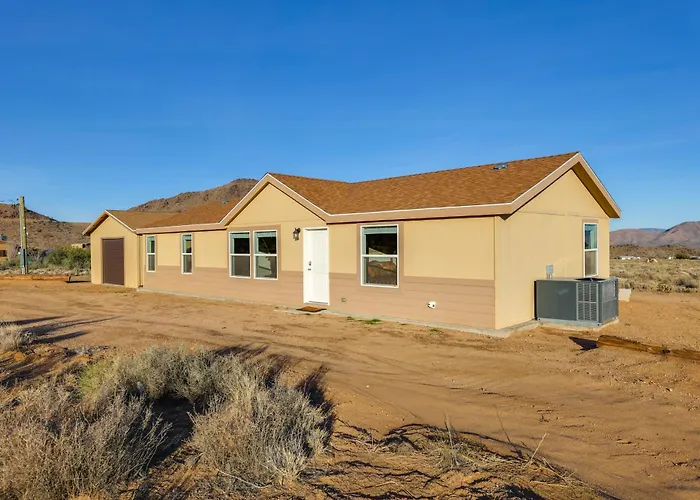 Holiday home Mtn Views, 15 Mi To Dtwn Kingman: Family Home! Kingman